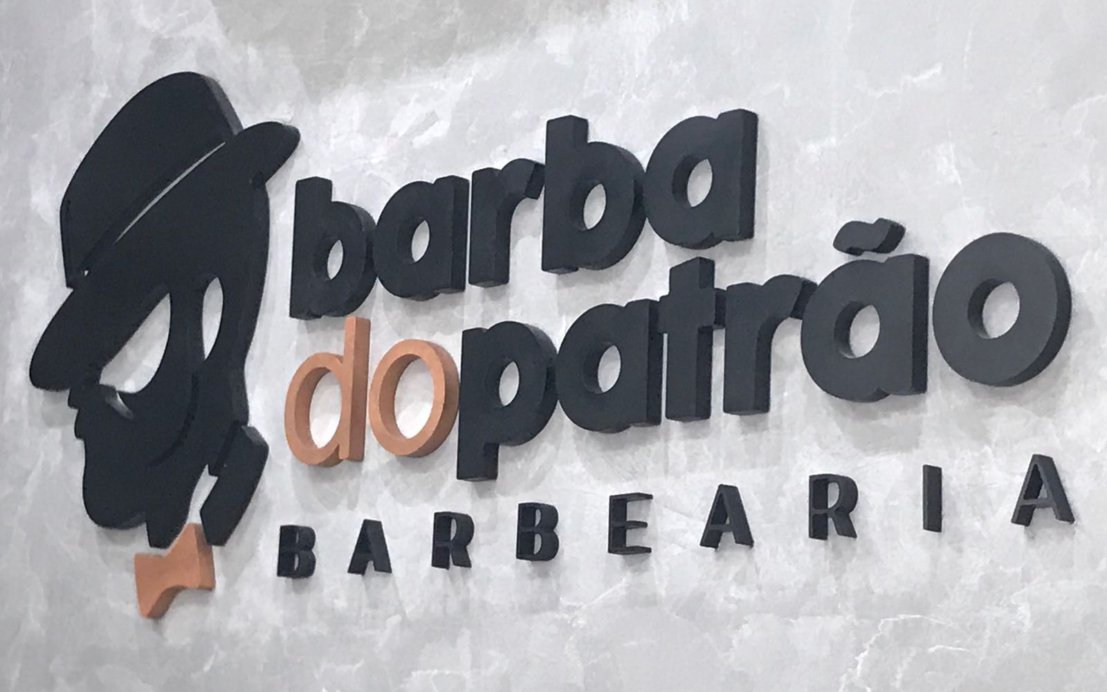 Fachada iluminada à noite