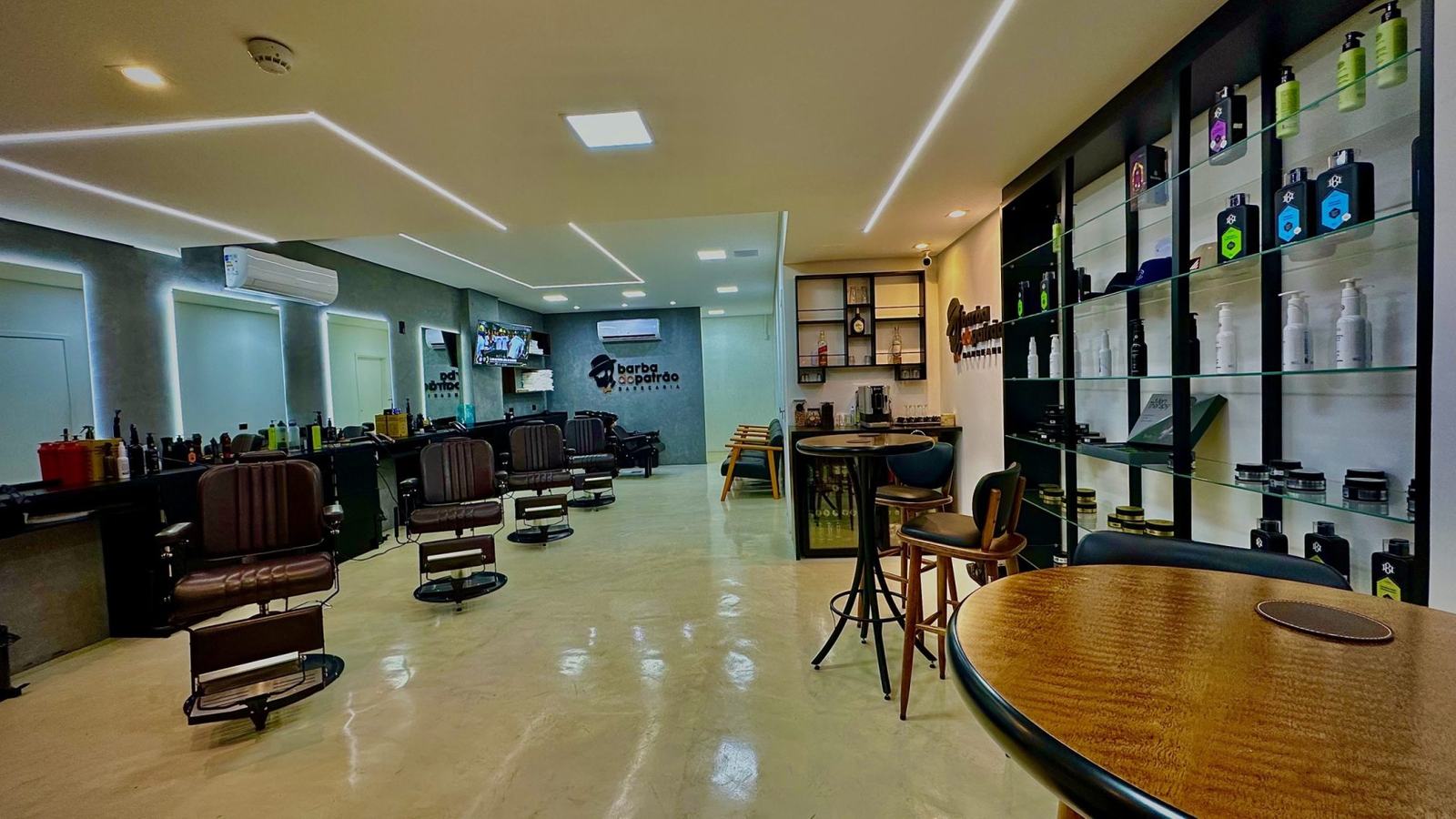 Salão com bancadas e bar ao fundo