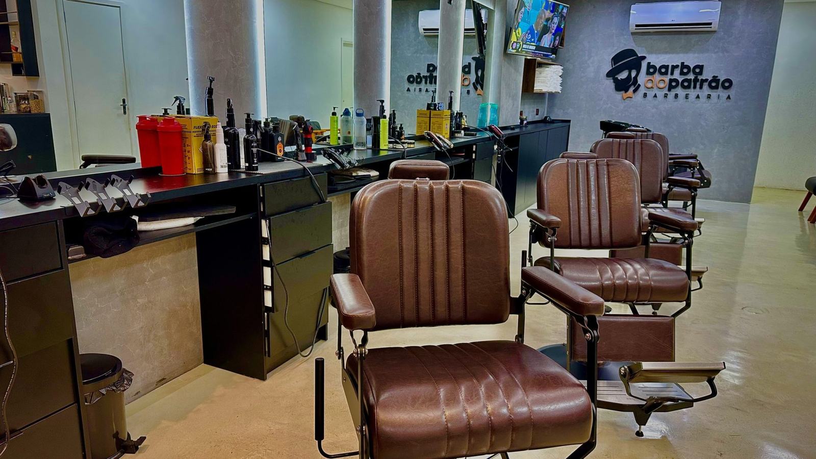 Cadeiras de couro marrom da Barba do Patrão